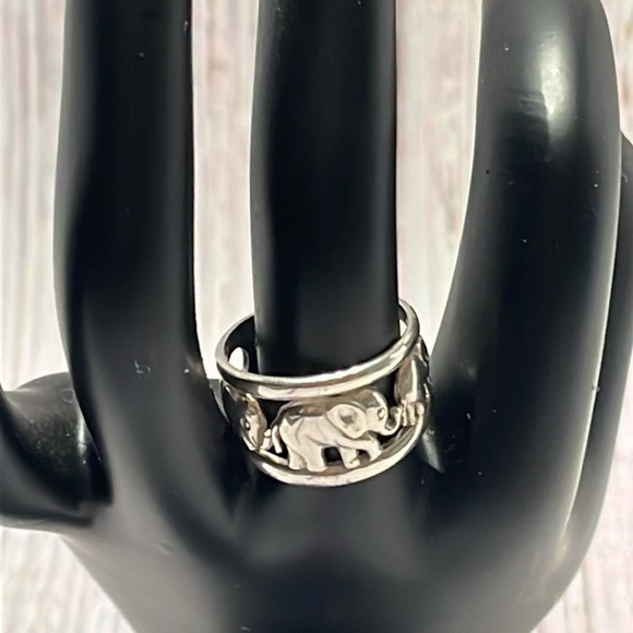 Vintage 925A Thailand Sterling Silver Open Pattern Elephant Ring. Size 8 - Picture 5 of 6